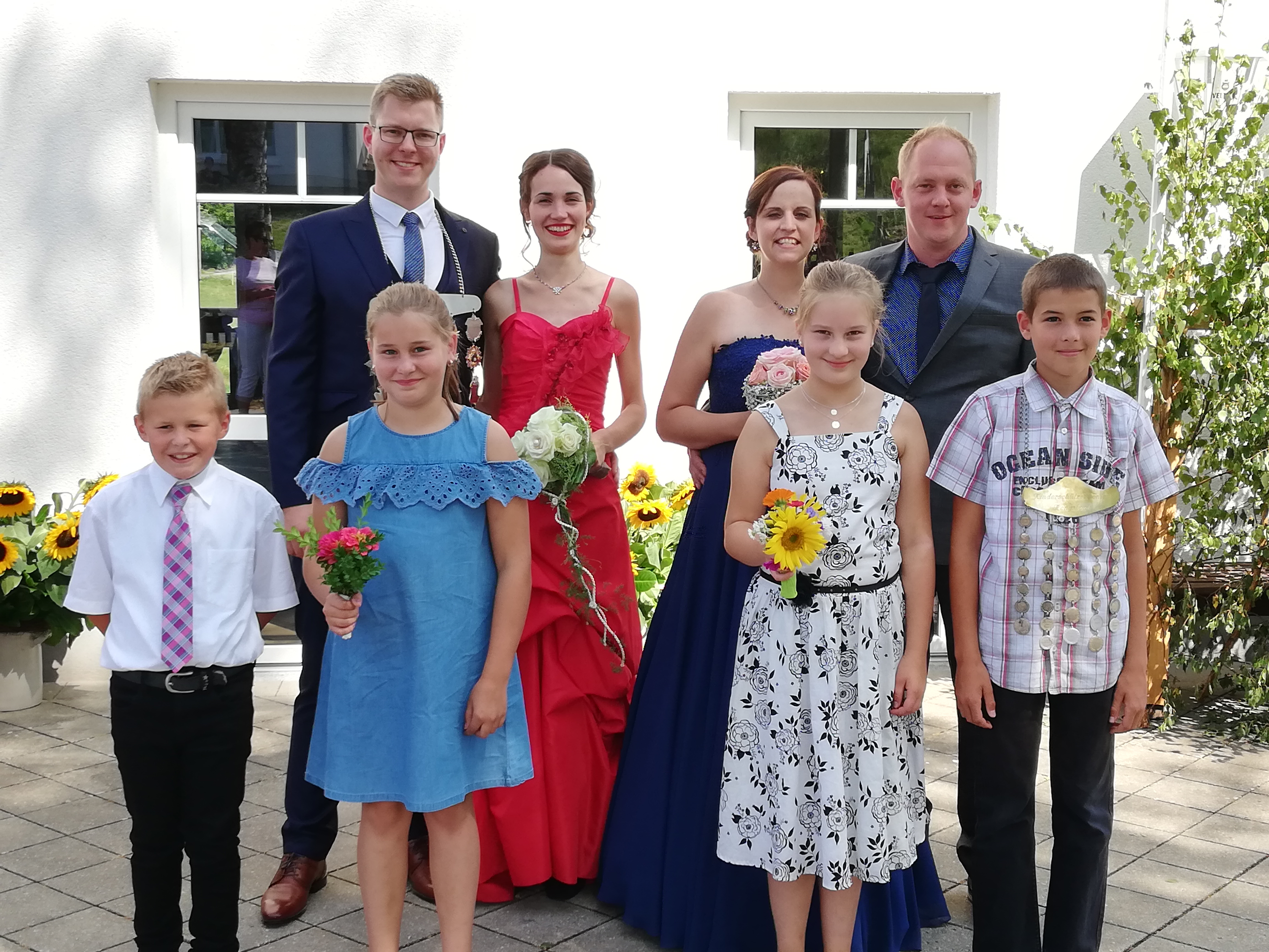 König Fabian Mütherich mit Linda Bieker; Vizekönig Sebastian Schmidt mit Sarah Hengesbach; Kinderkönig Olaf Hermes mit Antonia Conze Hofstaat 2019